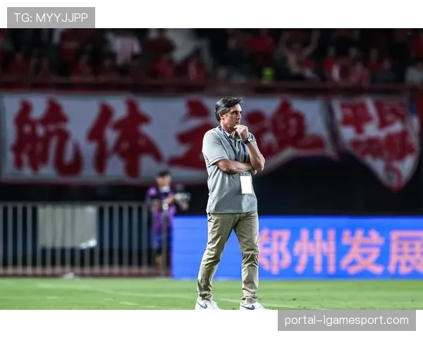 VAR长时间介入,成都蓉城与河南队比赛中断近五分钟。 VAR长时间介入,成都蓉城与河南队比赛中断近五分钟。