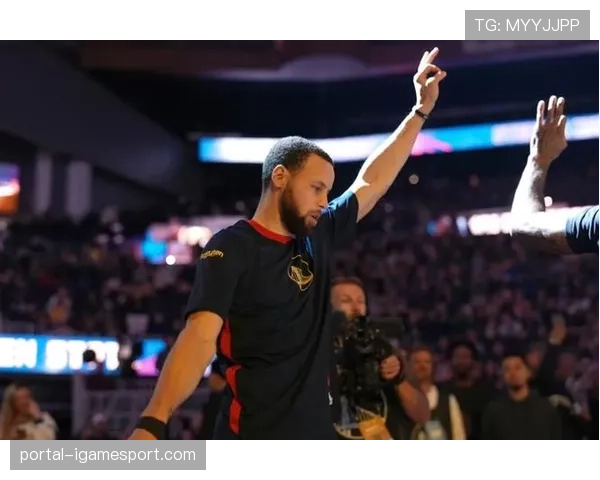 斯蒂芬·库里命中职业生涯第3500记三分，勇士主场为其举行简短庆祝仪式